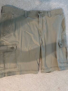 St. John's Bay Men's Cargo Shorts in Dark Khaki - NWT -Size 42